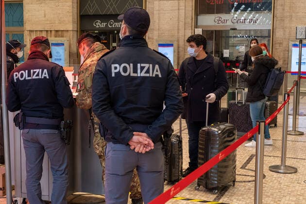 Milan, Coronavirus Covid 19 emergency, checks on trains by police and army in a completely deserted Central station (Massimo Alberico Fotogramma, - 2020-03-24) p.s. la foto e utilizzabile nel rispetto del contesto in cui e stata scattata, e senza intento diffamatorio del decoro delle persone rappresentate  Copyright: xMassimoxAlbericox xFOTOGRAMMAx