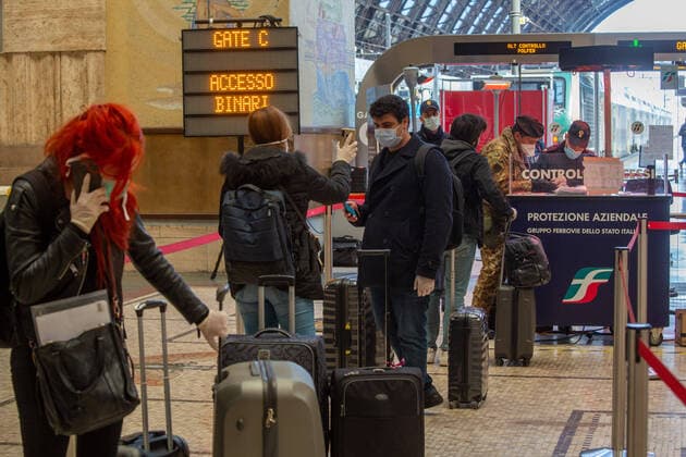Milan, Coronavirus Covid 19 emergency, checks on trains by police and army in a completely deserted Central station (Massimo Alberico Fotogramma, - 2020-03-24) p.s. la foto e utilizzabile nel rispetto del contesto in cui e stata scattata, e senza intento diffamatorio del decoro delle persone rappresentate  Copyright: xMassimoxAlbericox xFOTOGRAMMAx
