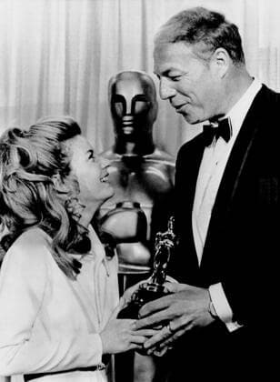 OSCARS. Bester Nebendarsteller. PreistrÃ¤ger 1961-1970 George Kennedy receives his Best Supporting Actor Academy Award from Patty Duke, for COOL HAND LUKE, April 10, 1968 Courtesy Everett Collection !ACHTUNG AUFNAHMEDATUM GESCHÃ„TZT! PUBLICATIONXNOTxINxCANxCHNxFRAxITAxJPNxNORxPOLxRUSxESPxUKxUSA Copyright: xCourtesyxEverettxCollectionx PBDGEKE EC056