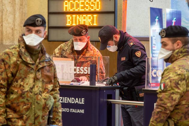 Milan, Coronavirus Covid 19 emergency, checks on trains by police and army in a completely deserted Central station (Massimo Alberico Fotogramma, - 2020-03-24) p.s. la foto e utilizzabile nel rispetto del contesto in cui e stata scattata, e senza intento diffamatorio del decoro delle persone rappresentate  Copyright: xMassimoxAlbericox xFOTOGRAMMAx