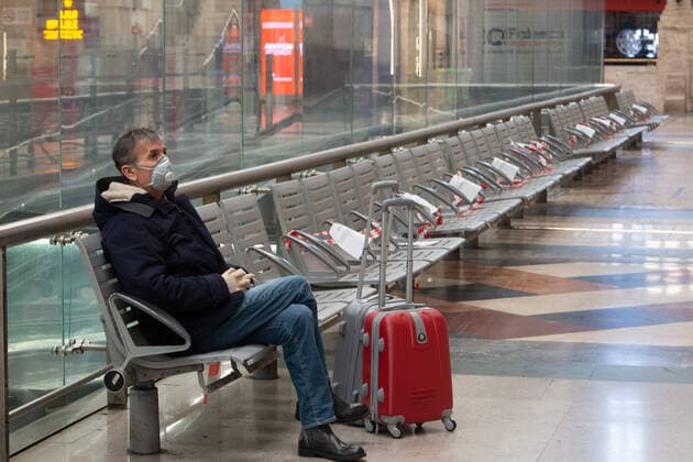 Milan, Coronavirus Covid 19 emergency, checks on trains by police and army in a completely deserted Central station (Massimo Alberico Fotogramma, - 2020-03-24) p.s. la foto e utilizzabile nel rispetto del contesto in cui e stata scattata, e senza intento diffamatorio del decoro delle persone rappresentate  Copyright: xMassimoxAlbericox xFOTOGRAMMAx