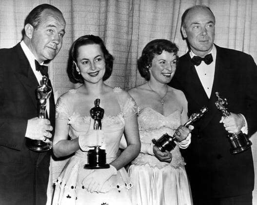 OSCARS. Bester Nebendarsteller. PreistrÃ¤ger 1941-1950 Broderick Crawford with his Academy Award for ALL THE KING S MEN, Olivia De Havilland with her Academy Award for THE HEIRESS, Mercedes McCambridge with her Academy Award for ALL THE KING S MEN, Dean Jagger with his Academy Award for TWELVE O CLOCK HIGH, 1950 Courtesy Everett Collection !ACHTUNG AUFNAHMEDATUM GESCHÃ„TZT! PUBLICATIONXNOTxINxCANxCHNxFRAxITAxJPNxNORxPOLxRUSxESPxUKxUSA Copyright: xCourtesyxEverettxCollectionx PBDOLDE EC122