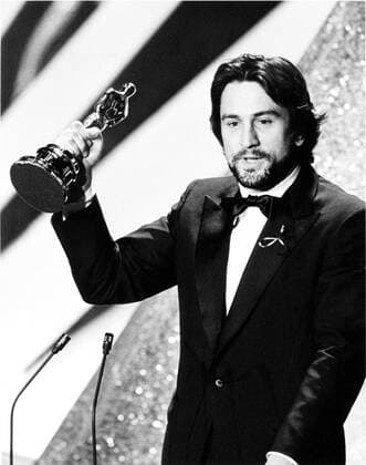 OSCARS. Bester Hauptdarsteller. PreistrÃ¤ger 1981-1990 Robert De Niro with his Best Actor Oscar for RAGING BULL, Dorothy Chandler Pavilion, April 14, 1980 !ACHTUNG AUFNAHMEDATUM GESCHÃ„TZT! PUBLICATIONXNOTxINxCANxCHNxFRAxITAxJPNxNORxPOLxRUSxESPxUKxUSA Copyright: xCourtesyxEverettxCollectionx PBDRODE EC002