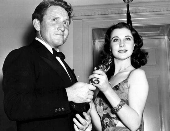 OSCARS. Bester Hauptdarsteller. PreistrÃ¤ger 1931-1940 SPENCER TRACY presenting the Oscar for Best Actress of 1939 to VIVIEN LEIGH for her performance in Gone with the Wind . Courtesy Everett Collection !ACHTUNG AUFNAHMEDATUM GESCHÃ„TZT! PUBLICATIONXNOTxINxCANxCHNxFRAxITAxJPNxNORxPOLxRUSxESPxUKxUSA Copyright: xCourtesyxEverettxCollectionx PBDVILE EC017