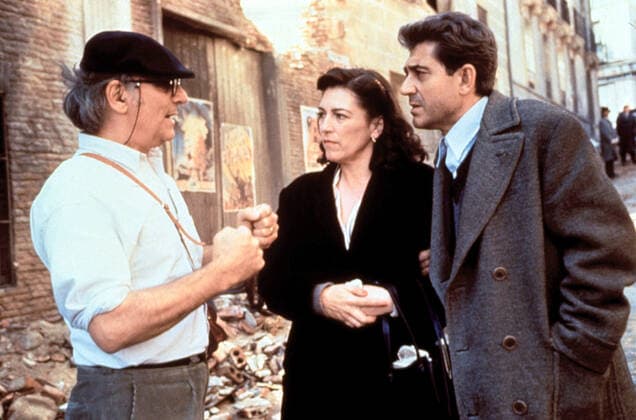Carlos Saura with Carmen Maura, Andres Pajares on the set of AY CARMELA, 1990 Courtesy Everett Collection !ACHTUNG AUFNAHMEDATUM GESCHÃ„TZT! PUBLICATIONXNOTxINxCANxCHNxFRAxITAxJPNxNORxPOLxRUSxESPxUKxUSA Copyright: xCourtesyxEverettxCollectionx PSDCASA EC001
