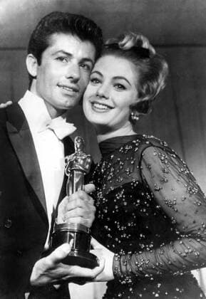 OSCARS. Bester Nebendarsteller. PreistrÃ¤ger 1961-1970 1961: GEORGE CHAKIRIS Best Supporting Actor, WEST SIDE STORY is presented his awards by the previous year s Best Supporting Actress, SHIRLEY JONES, 4 9 62 Miramax Courtesy Everett Collection !ACHTUNG AUFNAHMEDATUM GESCHÃ„TZT! PUBLICATIONXNOTxINxCANxCHNxFRAxITAxJPNxNORxPOLxRUSxESPxUKxUSA Copyright: xMiramax CourtesyxEverettxCollectionx SBDOSPI EC093