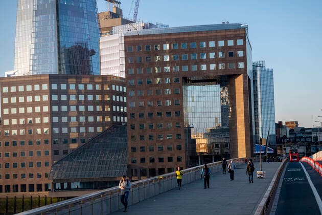 March 24, 2020, London, London, United Kingdom: March 24, 2020, London, UK: London had a busy morning in the City few hours after Prime Minister Boris Johnson addressing the nation from 10 Downing Street, London, as he placed the UK on lockdown as the Government seeks to stop the spread of coronavirus (COVID-19). Picture of commuters at crossing London Bridge. London United Kingdom - ZUMAp175 47092512st Copyright: xEricaxDezonnex