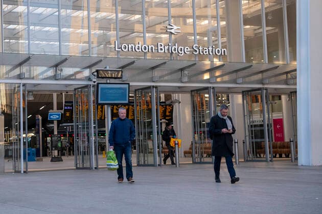 March 24, 2020, London, London, United Kingdom: March 24, 2020, London, UK: London had a busy morning in the City few hours after Prime Minister Boris Johnson addressing the nation from 10 Downing Street, London, as he placed the UK on lockdown as the Government seeks to stop the spread of coronavirus (COVID-19). Picture of busy London Bridge station. London United Kingdom - ZUMAp175 47092513st Copyright: xEricaxDezonnex