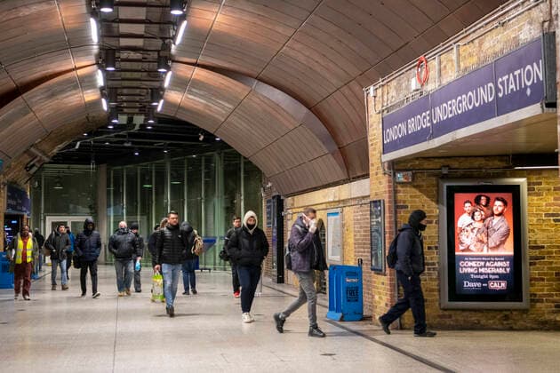 March 24, 2020, London, London, United Kingdom: March 24, 2020, London, UK: London had a busy morning in the City few hours after Prime Minister Boris Johnson addressing the nation from 10 Downing Street, London, as he placed the UK on lockdown as the Government seeks to stop the spread of coronavirus (COVID-19). Picture of busy London Bridge station. London United Kingdom - ZUMAp175 47092532st Copyright: xEricaxDezonnex