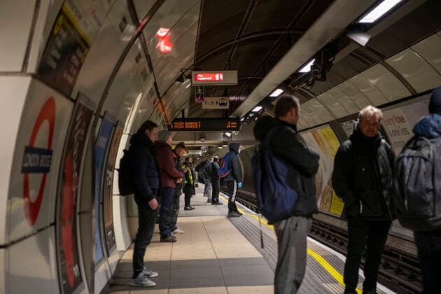 March 24, 2020, London, London, United Kingdom: March 24, 2020, London, UK: London had a busy morning in the City few hours after Prime Minister Boris Johnson addressing the nation from 10 Downing Street, London, as he placed the UK on lockdown as the Government seeks to stop the spread of coronavirus (COVID-19).Picture of busy London Bridge tube platform. London United Kingdom - ZUMAp175 47092533st Copyright: xEricaxDezonnex
