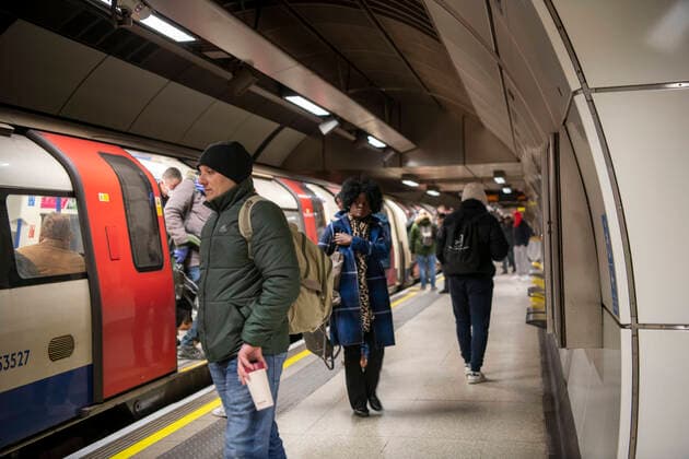 March 24, 2020, London, London, United Kingdom: March 24, 2020, London, UK: London had a busy morning in the City few hours after Prime Minister Boris Johnson addressing the nation from 10 Downing Street, London, as he placed the UK on lockdown as the Government seeks to stop the spread of coronavirus (COVID-19).Picture of busy London Bridge tube platform. London United Kingdom - ZUMAp175 47092536st Copyright: xEricaxDezonnex