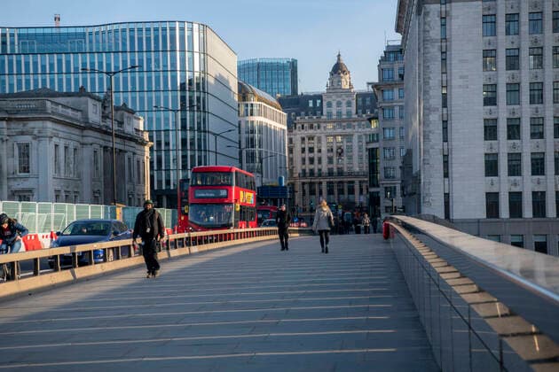 March 24, 2020, London, London, United Kingdom: March 24, 2020, London, UK: London had a busy morning in the City few hours after Prime Minister Boris Johnson addressing the nation from 10 Downing Street, London, as he placed the UK on lockdown as the Government seeks to stop the spread of coronavirus (COVID-19). Picture of commuters at crossing London Bridge. London United Kingdom - ZUMAp175 47092537st Copyright: xEricaxDezonnex