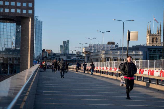March 24, 2020, London, London, United Kingdom: March 24, 2020, London, UK: London had a busy morning in the City few hours after Prime Minister Boris Johnson addressing the nation from 10 Downing Street, London, as he placed the UK on lockdown as the Government seeks to stop the spread of coronavirus (COVID-19). Picture of commuters at crossing London Bridge. London United Kingdom - ZUMAp175 47092550st Copyright: xEricaxDezonnex