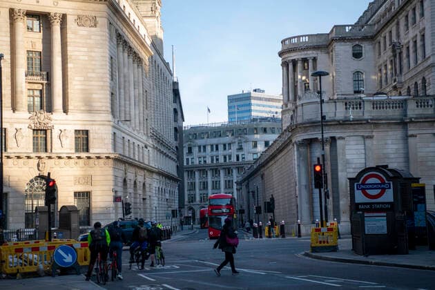March 24, 2020, London, London, United Kingdom: March 24, 2020, London, UK: London had a busy morning in the City few hours after Prime Minister Boris Johnson addressing the nation from 10 Downing Street, London, as he placed the UK on lockdown as the Government seeks to stop the spread of coronavirus (COVID-19). Picture ccommuters around Bank Station. London United Kingdom - ZUMAp175 47092552st Copyright: xEricaxDezonnex