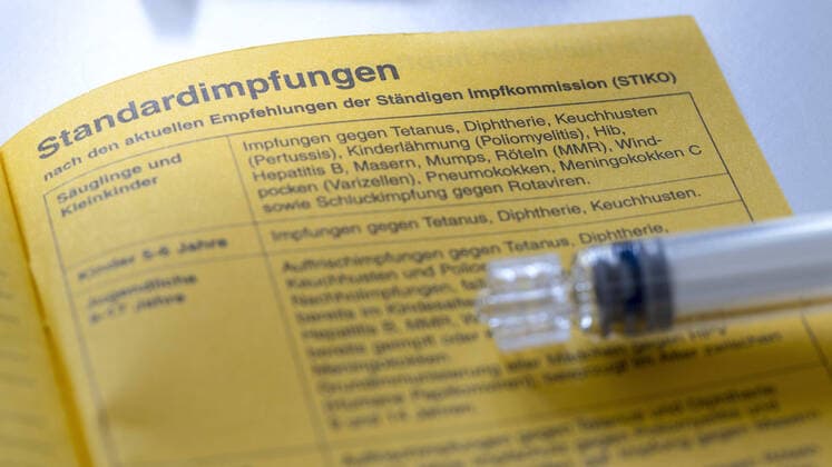 Vaccination record with recommendations for standard vaccinations Bonn Germany Copyright: xUtexGrabowsky photothek.netx