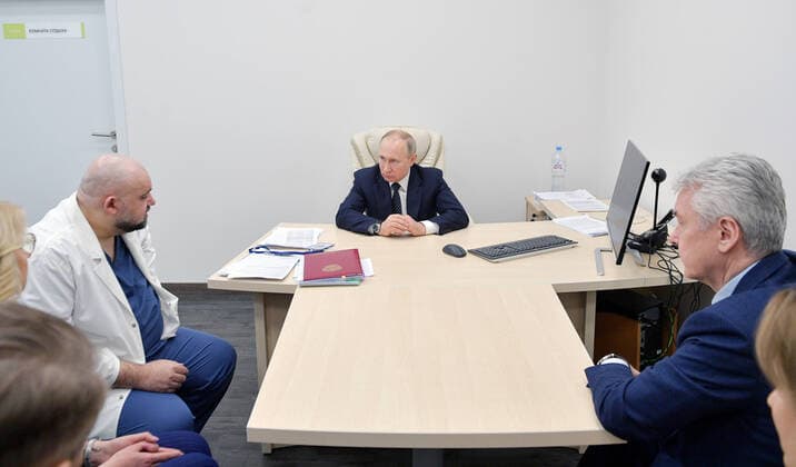MOSCOW, RUSSIA - MARCH 24, 2020: Chief physician Denis Protsenko meets with Russia s President Vladimir Putin and Moscow Mayor Sergei Sobyanin (L-R) on their visit to the Novomoskovsky multipurpose medical center for patients suspected of the COVID-19 coronavirus infection. Alexei Druzhinin Russian Presidential Press and Information Office TASS  TS0D336F
