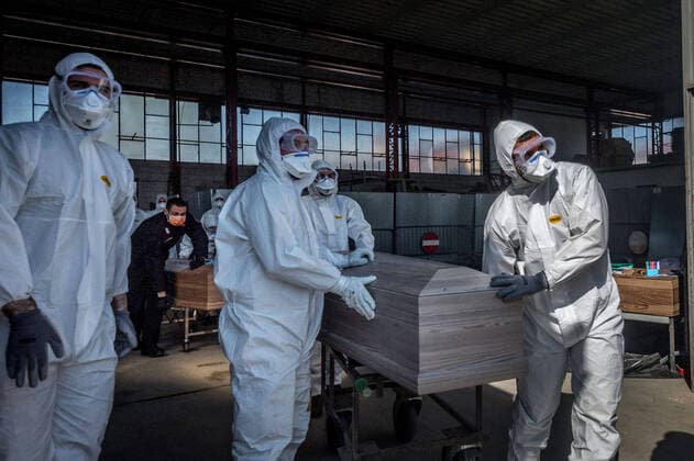 Ponte San Pietro (Bergamo). Military and medical personnel of the Army together with the Carabinieri transport the coffins with the use of six trucks from a depot in Ponte San Pietro due to emergency COVID19 Coronavirus (Carlo Cozzoli Fotogramma, San Pietro bridge - 2020-03-24) p.s. la foto e utilizzabile nel rispetto del contesto in cui e stata scattata, e senza intento diffamatorio del decoro delle persone rappresentate  Copyright: xCarloxCozzolix xFOTOGRAMMAx