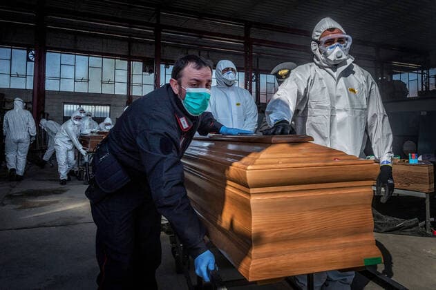 Ponte San Pietro (Bergamo). Military and medical personnel of the Army together with the Carabinieri transport the coffins with the use of six trucks from a depot in Ponte San Pietro due to emergency COVID19 Coronavirus (Carlo Cozzoli Fotogramma, San Pietro bridge - 2020-03-24) p.s. la foto e utilizzabile nel rispetto del contesto in cui e stata scattata, e senza intento diffamatorio del decoro delle persone rappresentate  Copyright: xCarloxCozzolix xFOTOGRAMMAx