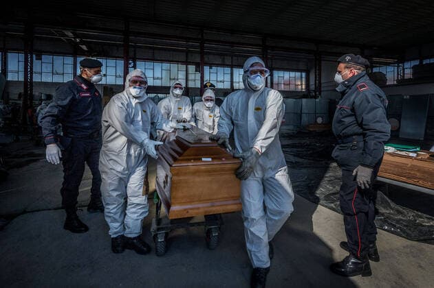Ponte San Pietro (Bergamo). Military and medical personnel of the Army together with the Carabinieri transport the coffins with the use of six trucks from a depot in Ponte San Pietro due to emergency COVID19 Coronavirus (Carlo Cozzoli Fotogramma, San Pietro bridge - 2020-03-24) p.s. la foto e utilizzabile nel rispetto del contesto in cui e stata scattata, e senza intento diffamatorio del decoro delle persone rappresentate  Copyright: xCarloxCozzolix xFOTOGRAMMAx