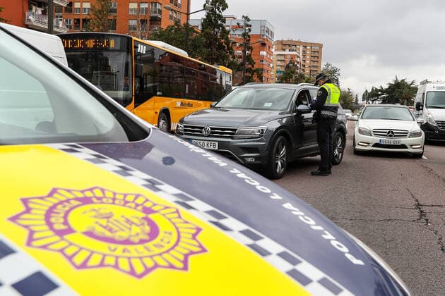 March 24, 2020, Valencia, VALENCIA, SPAIN: Illustration, Local Police of Valencia asking for documentation in police controls during the eleventh day after the Government declared the state of alarm in Spain and recommended people to stay at home to fight coronavirus COVID-19 on March 23, 2020 in Valencia, Spain Valencia SPAIN - ZUMAa181 20200324_zaa_a181_027 Copyright: xIvanxTerronx