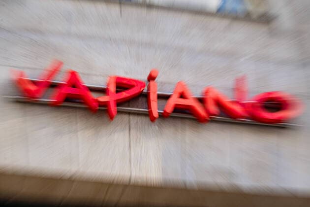 24.03.2020, Berlin, Deutschland, GER - Schriftzug der Restaurantkette Vapiano. *** 24 03 2020, Berlin, Germany, CEFR Logo of the restaurant chain Vapiano