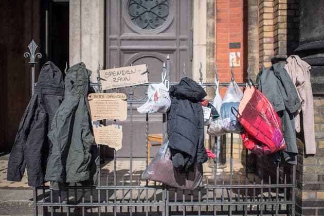 Bilder des Jahres 2020, News 03 März News Themen der Woche KW13 News Bilder des Tages Bekleidung am Spendenzaun an der Zionskirche in Berlin-Mitte (Foto vom 24.03.2020). In ganz Deutschland entstehen derzeit sogenannte Spenden- oder Gabenzaeune fuer Obdachlose. Die Menschen werden dazu aufgerufen, in Plastiktueten verpackte Lebensmittel, Hygieneartikel oder Kleiderspenden an die Zaeune zu haengen, damit sich auf der Strasse lebende oder arme Menschen dort versorgen koennen. Wegen der Corona-Pandemie haben viele soziale Einrichtungen wie Tafeln, Nachtcafes und Suppenkuechen aus Infektionsschutzgruenden mittlerweile geschlossen. (Siehe epd-Meldung vom 24.03.2020) Gabenzaeune fuer Obdachlose in ganz Deutschland *** Clothing at the donation fence at the church Zionskirche in Berlin Mitte Photo from 24 03 2020 So-called donations or donation fences for homeless people are currently being built all over Germany. People are being Copyright: epd-bild ChristianxDitsch EDITORIAL USE ONLY