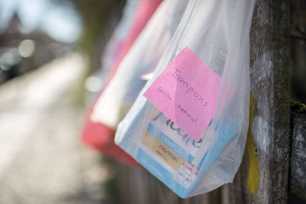 Hygiene articles at a donation fence in Berlin Kreuzberg Photo from 24 03 2020 So-called donations or gift fences for homeless people are currently being built all over Germany. People are being called upon to hang food Copyright: epd-bild ChristianxDitsch EDITORIAL USE ONLY