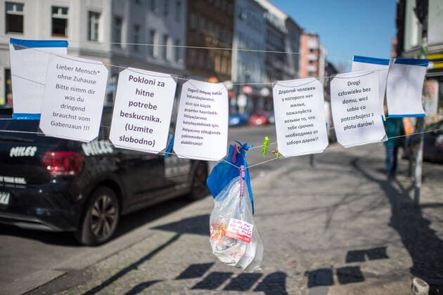 Dog food at a donation fence in Berlin Kreuzberg Photo from 24 03 2020 So-called donations or donation fences for homeless people are currently being built all over Germany. People are being called upon to hang food, hygie Copyright: epd-bild ChristianxDitsch EDITORIAL USE ONLY