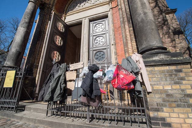 Clothing at the donation fence at the church Zionskirche in Berlin Mitte Photo from 24 03 2020 So-called donations or donation fences for homeless people are currently being built all over Germany. People are being Copyright: epd-bild ChristianxDitsch EDITORIAL USE ONLY