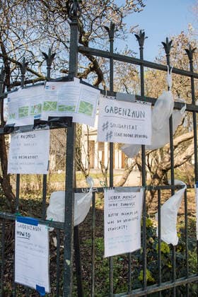A donation fence at the Protestant church community at Weinberg in Berlin Mitte Photo dated 24 03 2020 So-called donations or gift fences for homeless people are currently being erected all over Copyright: epd-bild ChristianxDitsch EDITORIAL USE ONLY