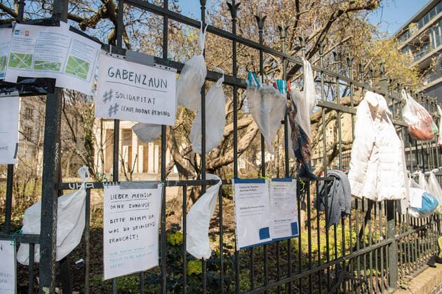 A donation fence at the Protestant church community at Weinberg in Berlin Mitte Photo dated 24 03 2020 So-called donations or gift fences for homeless people are currently being erected all over Copyright: epd-bild ChristianxDitsch EDITORIAL USE ONLY
