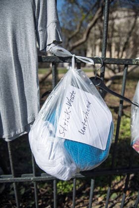 Clothing at the donation fence at the Protestant Church Community at Weinberg in Berlin Mitte Photo dated 24 03 2020 So-called donations or donation fences for homeless people are curre Copyright: epd-bild ChristianxDitsch EDITORIAL USE ONLY