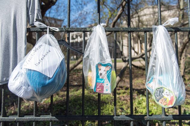 Clothes and dog food at the donation fence at the Protestant church community at Weinberg in Berlin Mitte Photo from 24 03 2020 In all of Germany, so-called donations or Copyright: epd-bild ChristianxDitsch EDITORIAL USE ONLY
