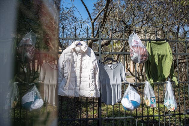 Clothing and food at the donation fence of the Protestant church community at Weinberg in Berlin Mitte Photo dated 24 03 2020 So-called donations or donation fences for h Copyright: epd-bild ChristianxDitsch EDITORIAL USE ONLY