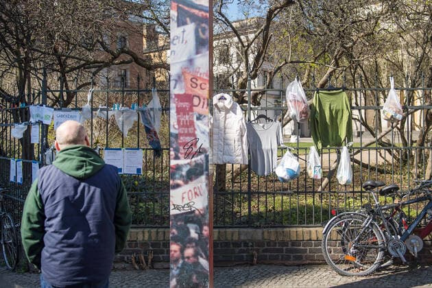 Clothing and food at the donation fence of the Protestant church community at Weinberg in Berlin Mitte Photo dated 24 03 2020 So-called donations or donation fences for h Copyright: epd-bild ChristianxDitsch EDITORIAL USE ONLY