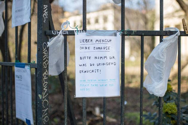 A donation fence at the Protestant church community at Weinberg in Berlin Mitte Photo dated 24 03 2020 So-called donations or gift fences for homeless people are currently being erected all over Copyright: epd-bild ChristianxDitsch EDITORIAL USE ONLY