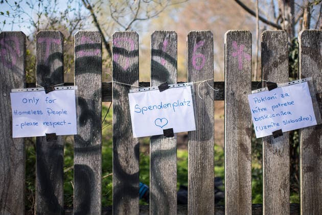 A donation fence in Berlin Kreuzberg Photo from 24 03 2020 So-called donations or donation fences for homeless people are currently being built all over Germany. People are being called upon to hang food, hygiene articles or clothing donat Copyright: epd-bild ChristianxDitsch EDITORIAL USE ONLY