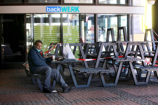 24 03 2020 Dortmund, NRW The corona crisis is worsening The federal and state governments are issuing comprehensive guidelines Dortmund citizens are also experiencing severe restrictions in all areas of life Even the outdoor restaurants of the bakeries have closed and their seats have been cordoned off There is only coffee to go everywhere Passers-by have gained a seat on the edge of a bench