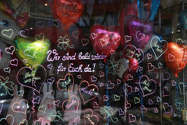 24 03 2020 Dortmund, NRW The corona crisis is worsening The federal and state governments are issuing comprehensive guidelines Dortmund citizens are also experiencing severe restrictions in all areas of life A kiosk has decorated its pile of windows colourfully with balloons and good wishes Children can take one balloon each fro