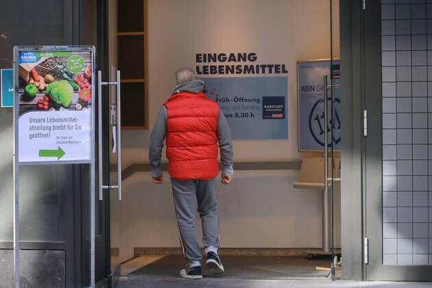 24 03 2020 Dortmund, NRW The corona crisis is intensifying The federal and state governments are issuing comprehensive guidelines Dortmund citizens are also experiencing severe restrictions in all areas of life Karstadt has also closed Only the access to the food department through a side door is still open
