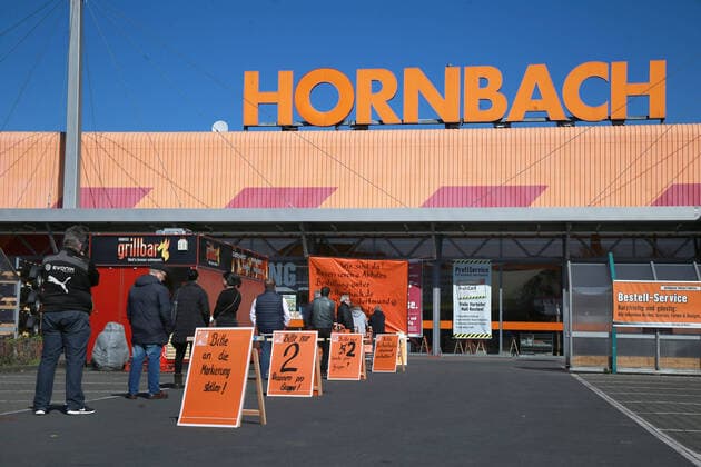 24 03 2020 Dortmund, NRW The corona crisis is intensifying The federal and state governments are issuing comprehensive guidelines Dortmund citizens are also experiencing severe restrictions in all areas of life A long queue of more or less patiently waiting DIY enthusiasts has formed at Hornbach DIY store DIY stores have not yet opened