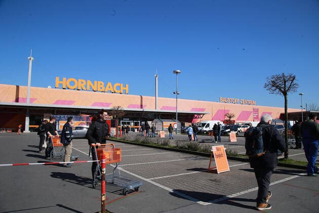 24 03 2020 Dortmund, NRW The corona crisis is intensifying The federal and state governments are issuing comprehensive guidelines Dortmund citizens are also experiencing severe restrictions in all areas of life A long queue of more or less patiently waiting DIY enthusiasts has formed at Hornbach DIY store DIY stores have not yet opened