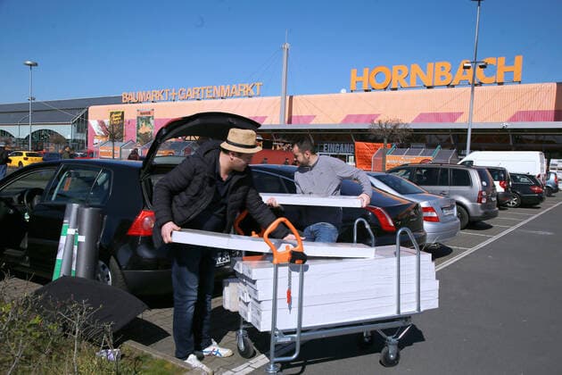 24 03 2020 Dortmund, NRW The corona crisis is worsening The federal and state governments are issuing comprehensive guidelines Dortmund citizens are also experiencing severe restrictions in all areas of life A long queue of more or less patiently waiting DIY enthusiasts has formed at Hornbach DIY store DIY stores are still open Happy are those customers who have