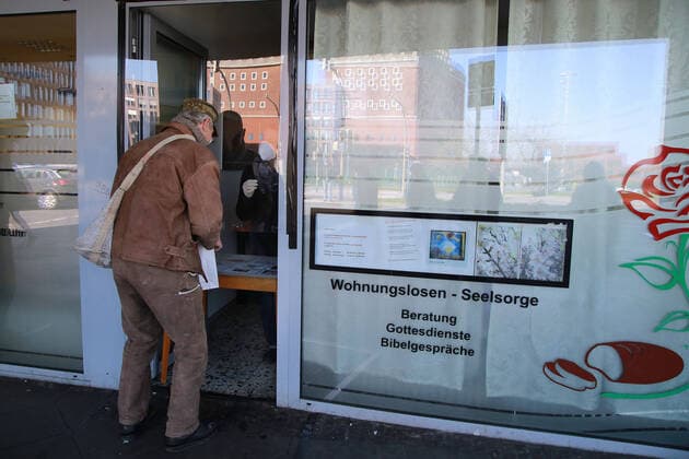 24 03 2020 Dortmund, NRW The corona crisis is worsening The federal and state governments are issuing comprehensive guidelines Dortmund citizens are also experiencing severe restrictions in all areas of life Helpers pack bags of bread and sweets at the homeless shelter Gasthaus statt Bank Helper pack bags of bread and sweets at the issuing point The breakfast cafe had to be closed du