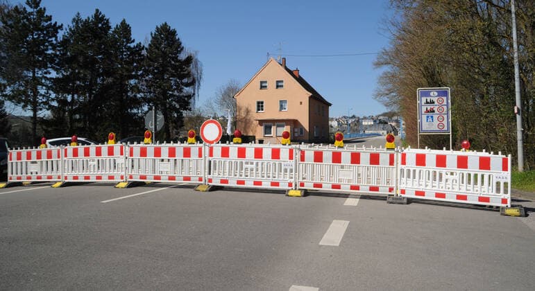The border crossing at Nennig on Tuesday 24 3 2020 is closed A passage between Germany and Luxembourg for vehicles is no longer permitted bub