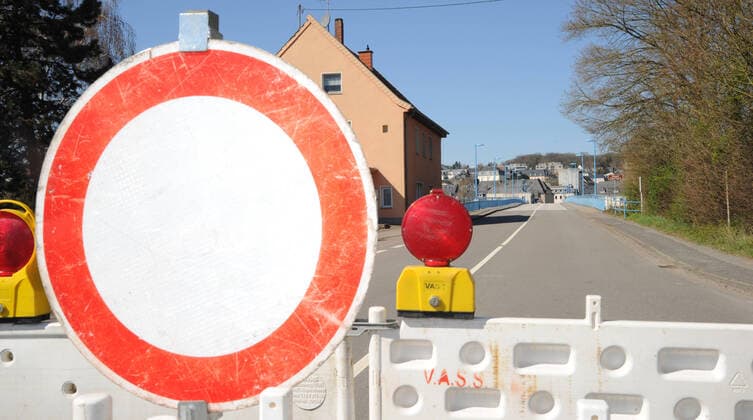 The border crossing at Nennig on Tuesday 24 3 2020 is closed A passage between Germany and Luxembourg for vehicles is no longer permitted bub