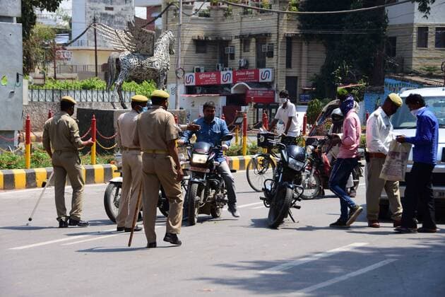 India: Lockdown in wake of Coronavirus Prayagraj: Police check documents of commuters during lockdown in the wake of Corona virus pandemic in Prayagraj on Tuesday, March 24, 2020. Prayagraj Uttar Pradesh India Copyright: PrabhatxKumarxVerma