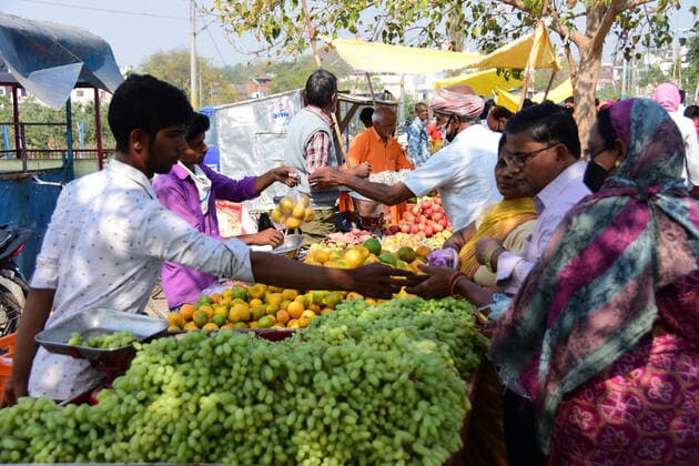 India: Lockdown in wake of Coronavirus Prayagraj: People buying vegetable during lockdown in the wake of Coronavirus outbreak in Prayagraj on Tuesday, March 24,2020. Prayagraj Uttar Pradesh India Copyright: PrabhatxKumarxVerma