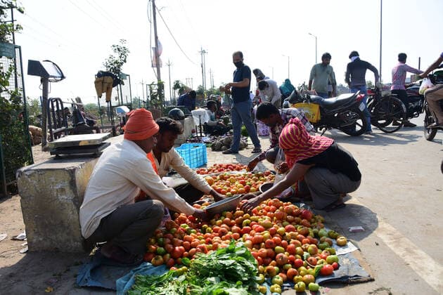 India: Lockdown in wake of Coronavirus Prayagraj: People buying vegetable during lockdown in the wake of Coronavirus outbreak in Prayagraj on Tuesday, March 24,2020. Prayagraj Uttar Pradesh India Copyright: PrabhatxKumarxVerma