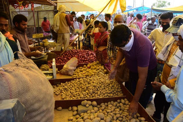 India: Lockdown in wake of Coronavirus Prayagraj: People buying vegetable during lockdown in the wake of Coronavirus outbreak in Prayagraj on Tuesday, March 24,2020. Prayagraj Uttar Pradesh India Copyright: PrabhatxKumarxVerma